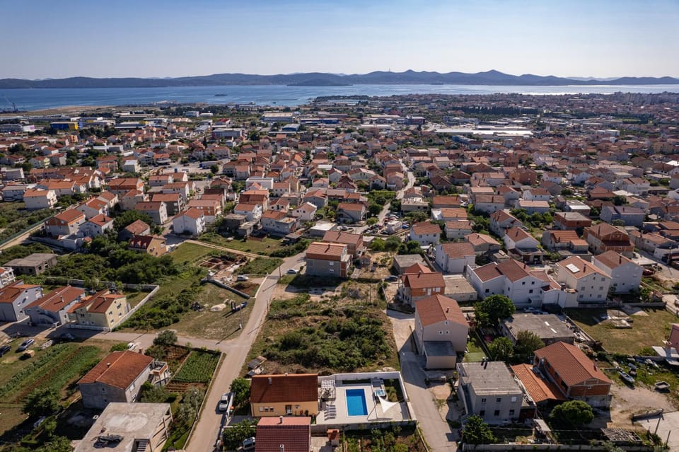 Neighbourhood, Natural landscape, Location