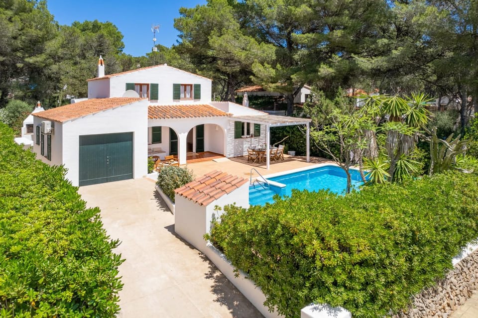 Property building, Day, Pool view, Swimming pool