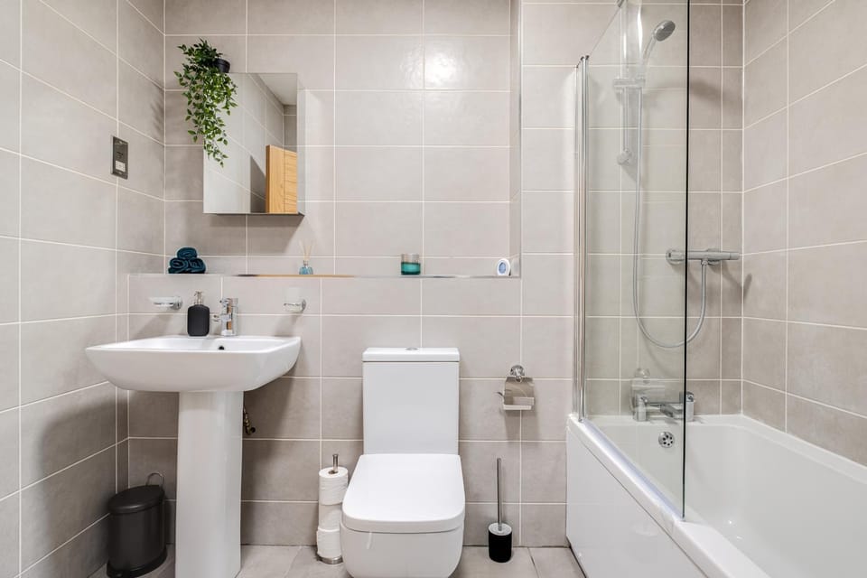 Pluxa Blue Sapphire Luxury Stay Free parking Free WIFI - Walk Everywhere, Travel, Biz, Leisure Apartment in Birmingham