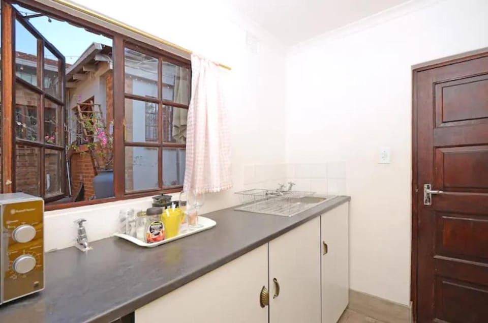 Happy colourful cottage Bed and Breakfast in Johannesburg