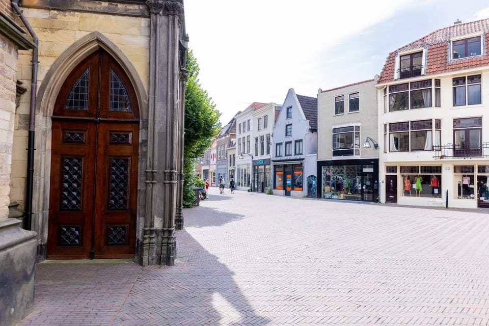Facade/entrance, Neighbourhood