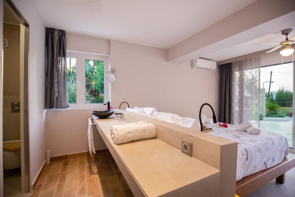 Bed, Bathroom, Photo of the whole room, Bedroom