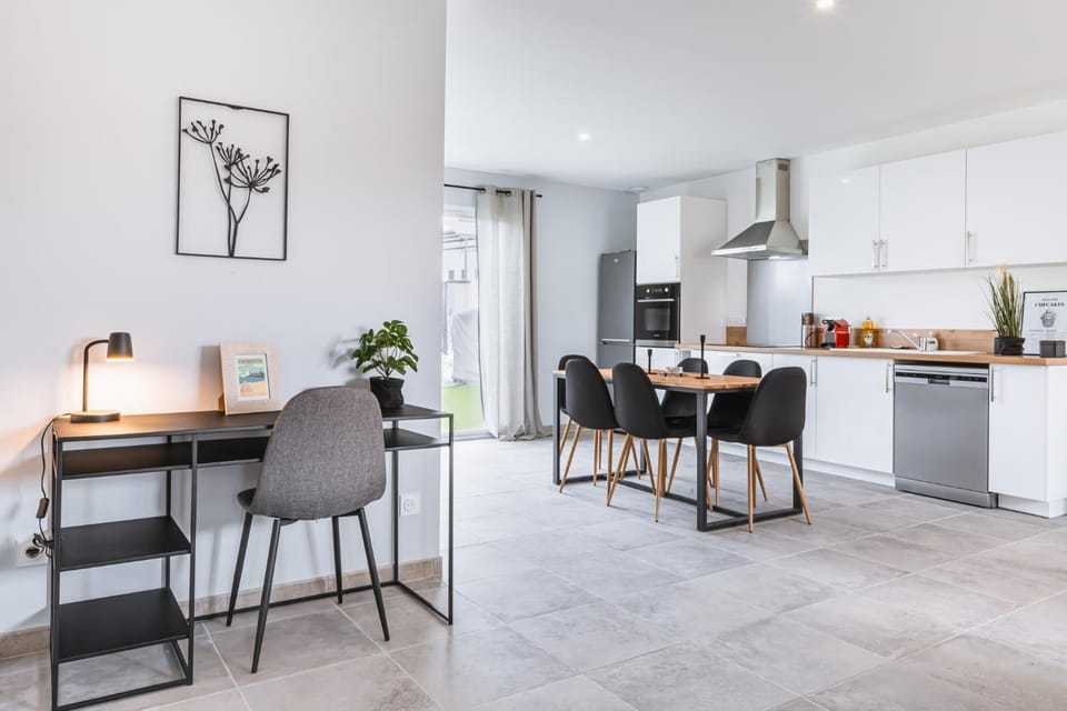 Kitchen or kitchenette, Seating area, Dining area