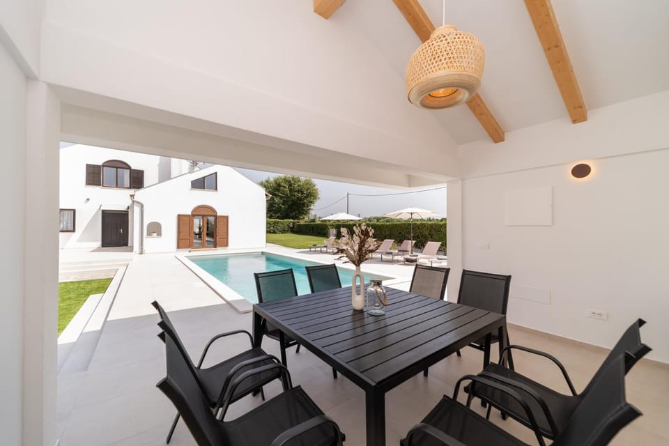 Dining area, Pool view, Swimming pool, sunbed