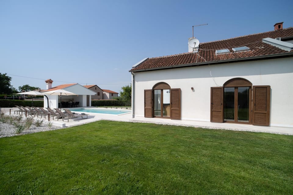 Property building, Day, Garden view, sunbed