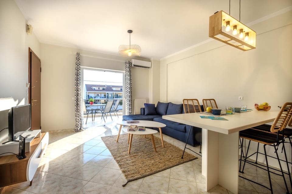 View (from property/room), Living room, Seating area, Dining area