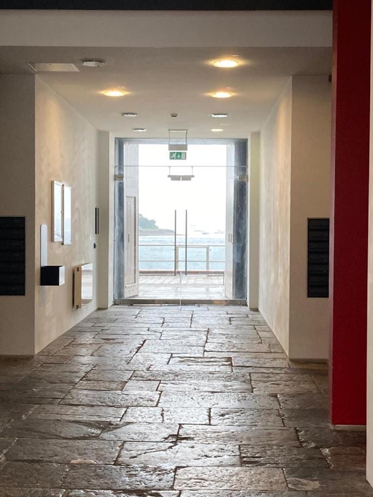 Facade/entrance