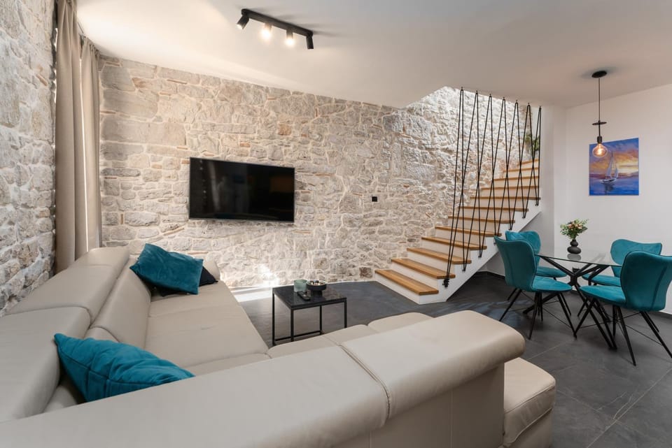 Communal lounge/ TV room, Living room, Seating area