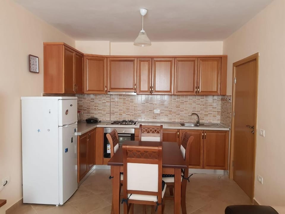 Kitchen or kitchenette, Dining area, minibar, oven, stove