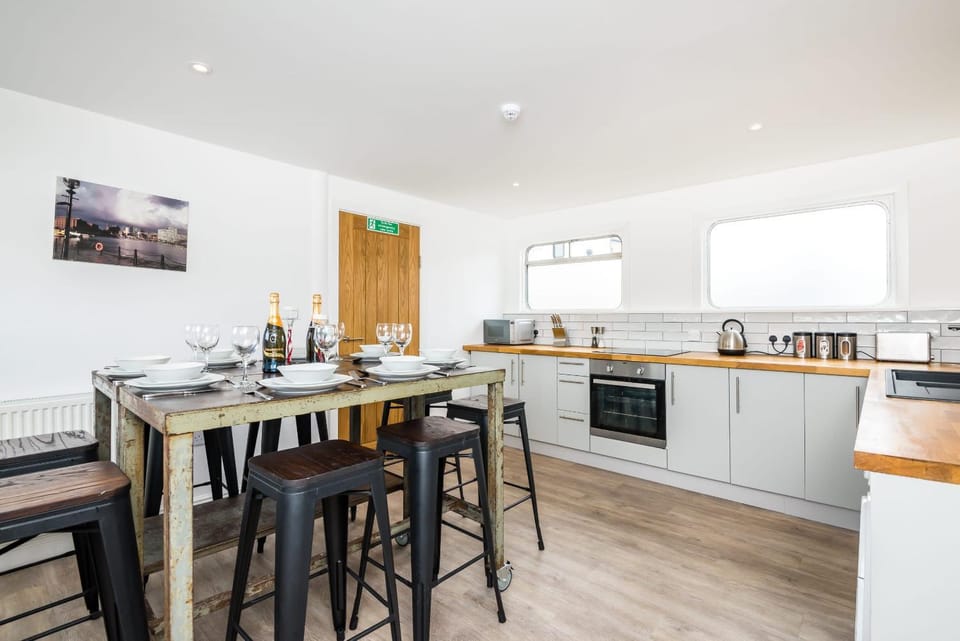 Kitchen or kitchenette, Dining area, dishwasher, minibar, pet friendly, stove, toaster