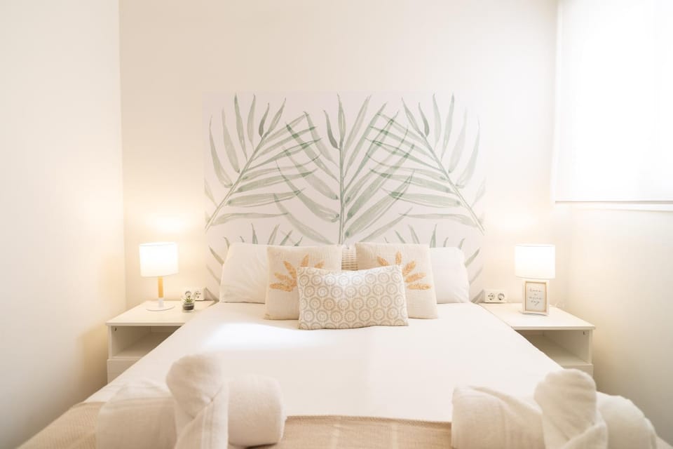 Bed, Bedroom, towels