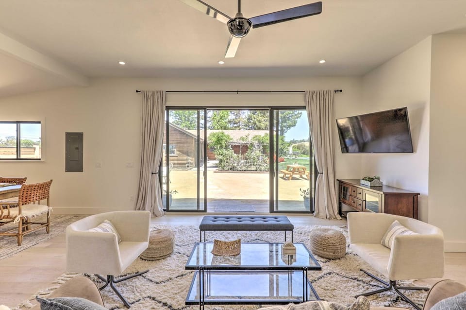 Stunning Wine Country Gem with Hot Tub + Patio! House in Napa Valley
