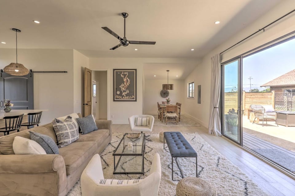 Stunning Wine Country Gem with Hot Tub + Patio! House in Napa Valley