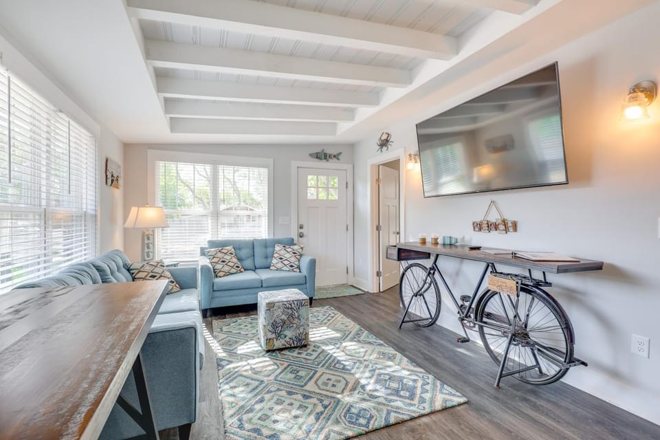Modern Oak Island Escape: 1 Mile to Long Beach! House in Oak Island