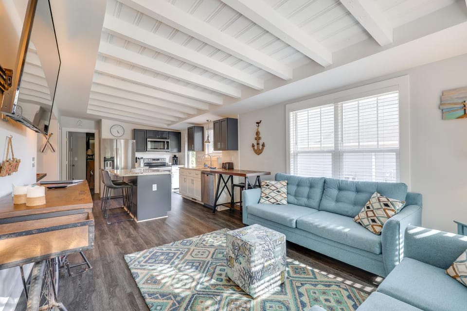 Modern Oak Island Escape: 1 Mile to Long Beach! House in Oak Island