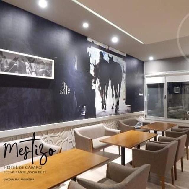 Restaurant/places to eat, Lounge or bar