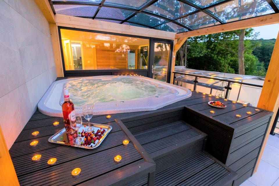 Hot Tub, Swimming pool