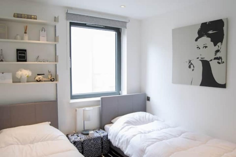 Modern 2 Bedroom with balcony Near Oxford Street Apartment in City of Westminster