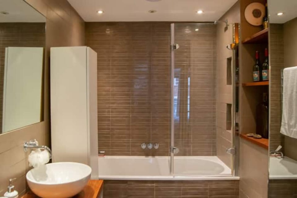 Modern 2 Bedroom with balcony Near Oxford Street Apartment in City of Westminster