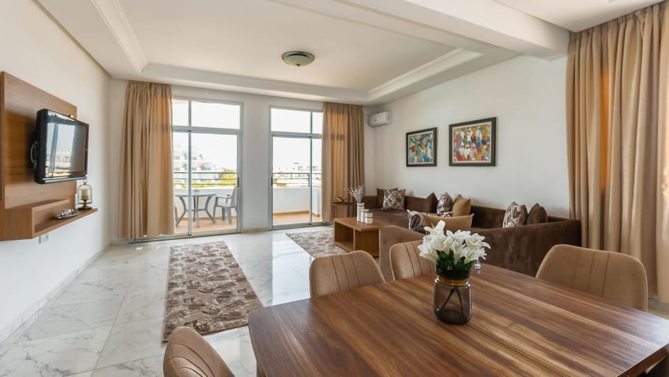Living room, Seating area, Dining area