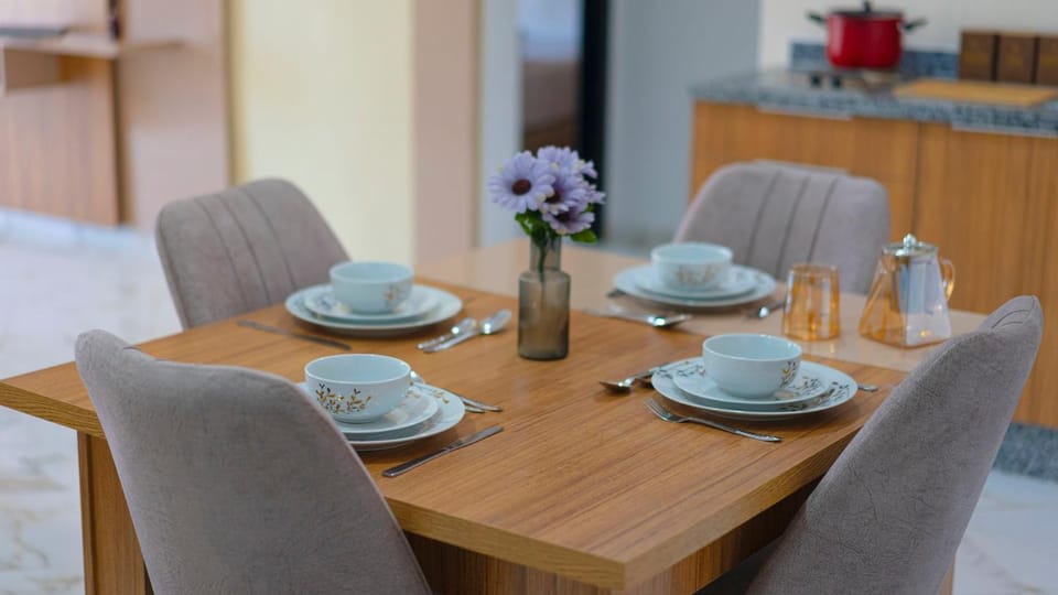 Kitchen or kitchenette, Seating area, Dining area, Meals, Continental breakfast, Continental breakfast