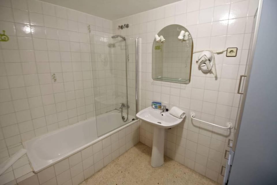 Shower, Toilet, Bathroom, Bath, towels