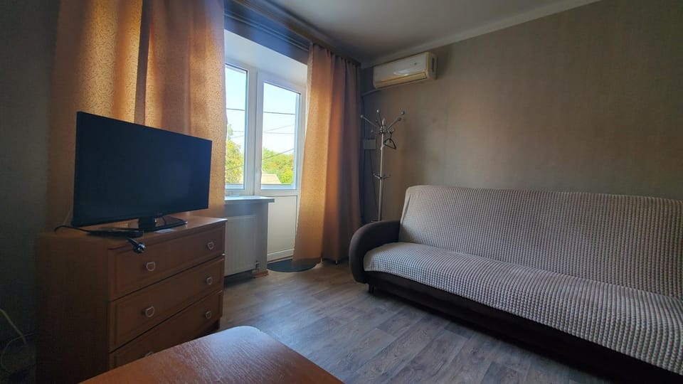 TV and multimedia, Living room, Photo of the whole room, Seating area, Bedroom, air conditioner