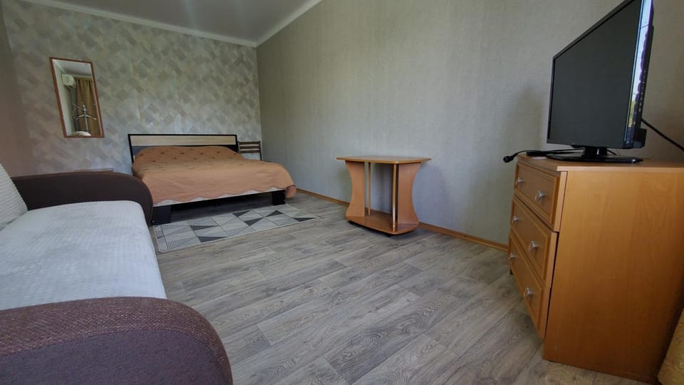 Bed, TV and multimedia, Living room, Photo of the whole room