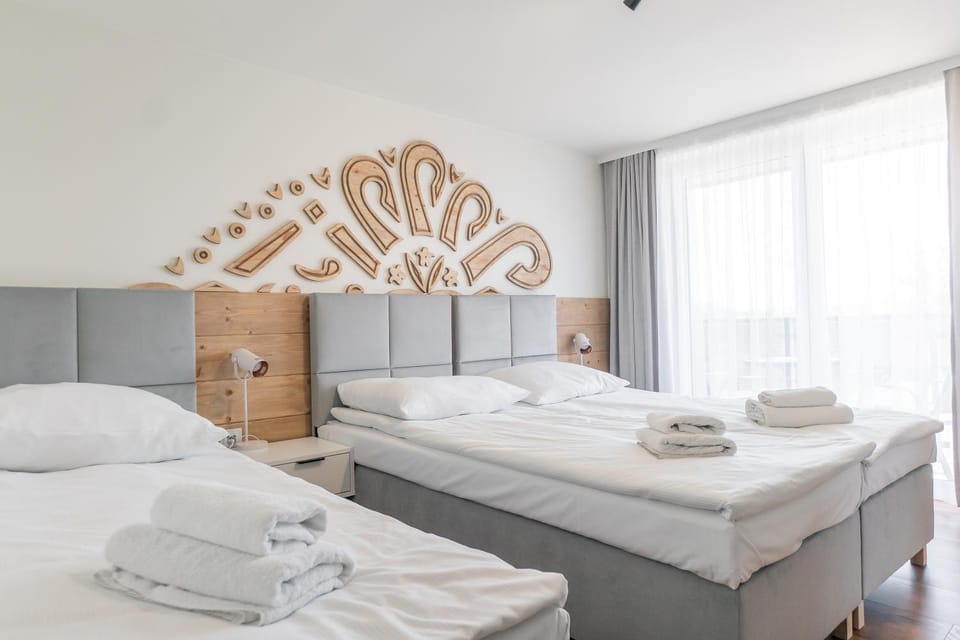 Bed, TV and multimedia, View (from property/room), Balcony/Terrace, Photo of the whole room, Bedroom, Garden view, Lake view, Landmark view, Mountain view, towels, wardrobe, dryer