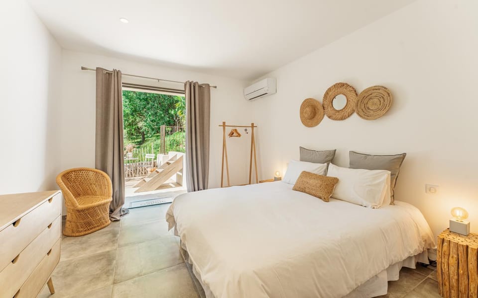 Bed, Photo of the whole room