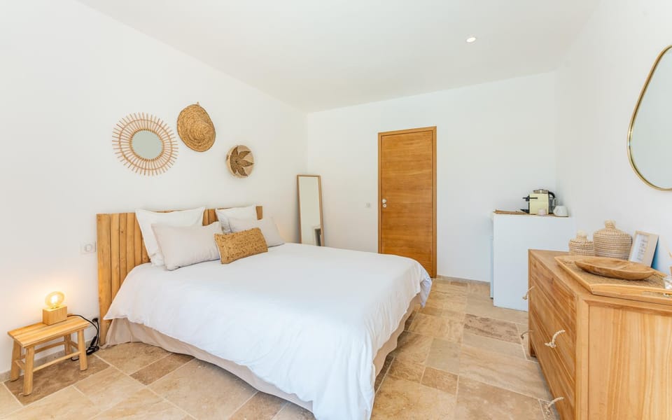 Bed, Coffee/tea facilities, Photo of the whole room, Bedroom, minibar, wardrobe
