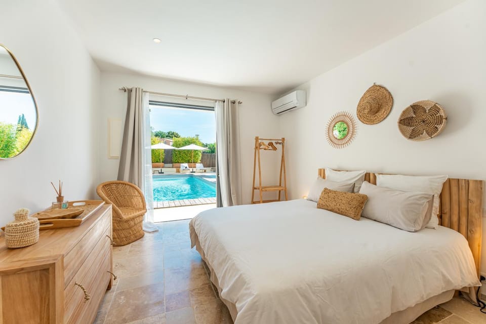 Bed, Photo of the whole room, Bedroom, Pool view, Swimming pool
