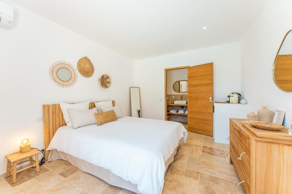 Bed, Coffee/tea facilities, Photo of the whole room, Bedroom, minibar, wardrobe