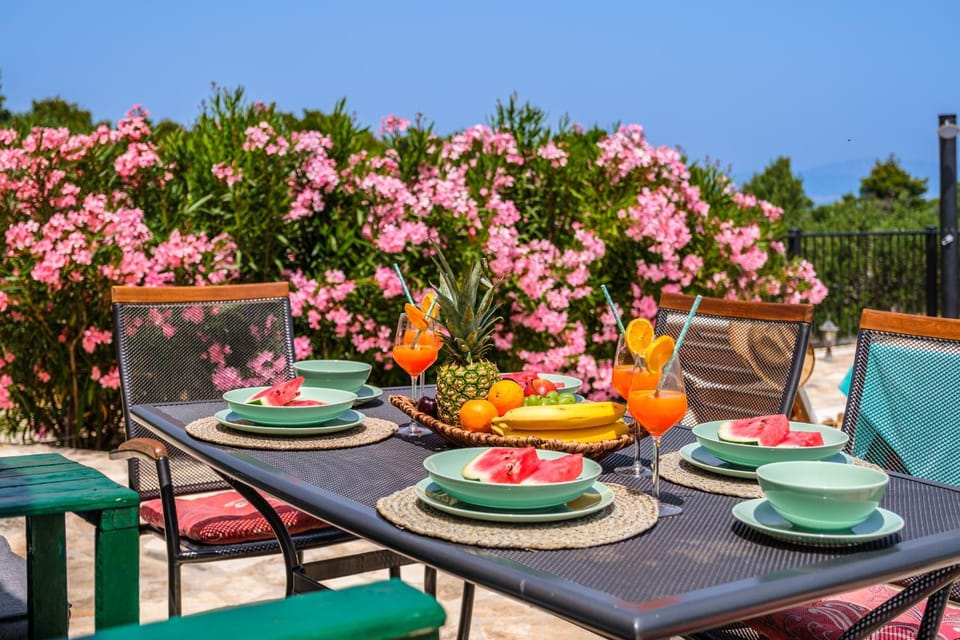 Day, Garden, Food and drinks, Dining area, Food, Garden view
