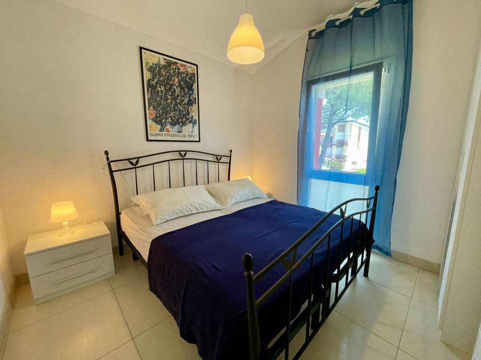 Bed, Decorative detail, Bedroom