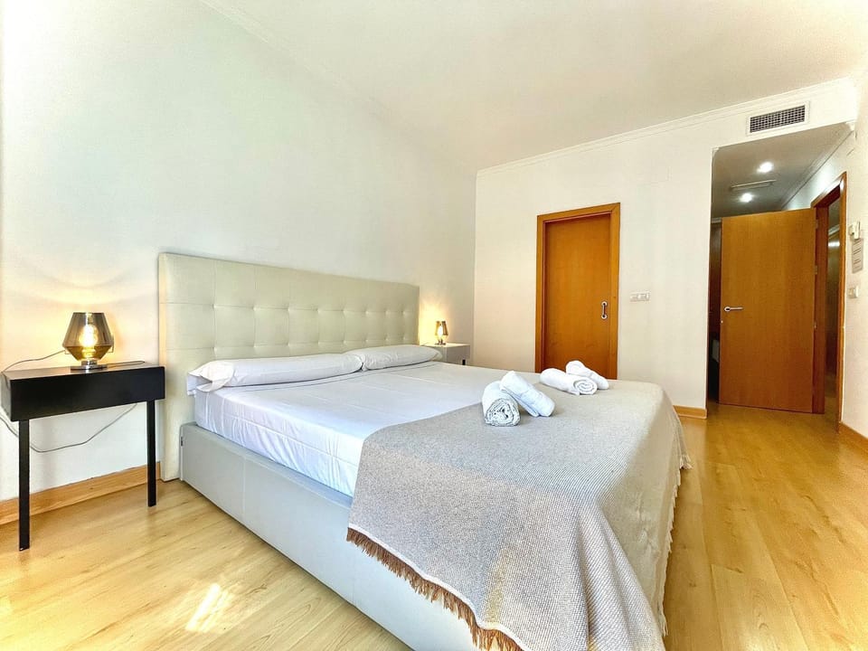 Bed, Photo of the whole room, Bedroom, towels, wardrobe