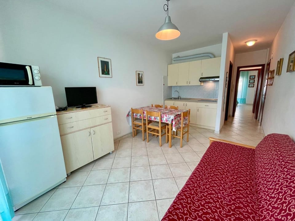 Decorative detail, Dining area, microwave, oven