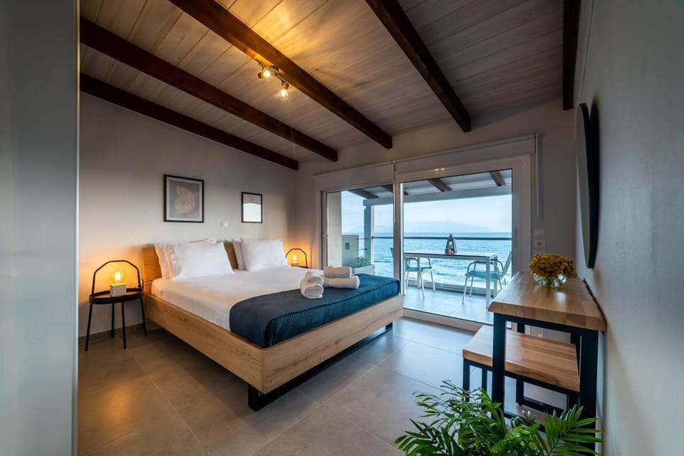 Photo of the whole room, Sea view