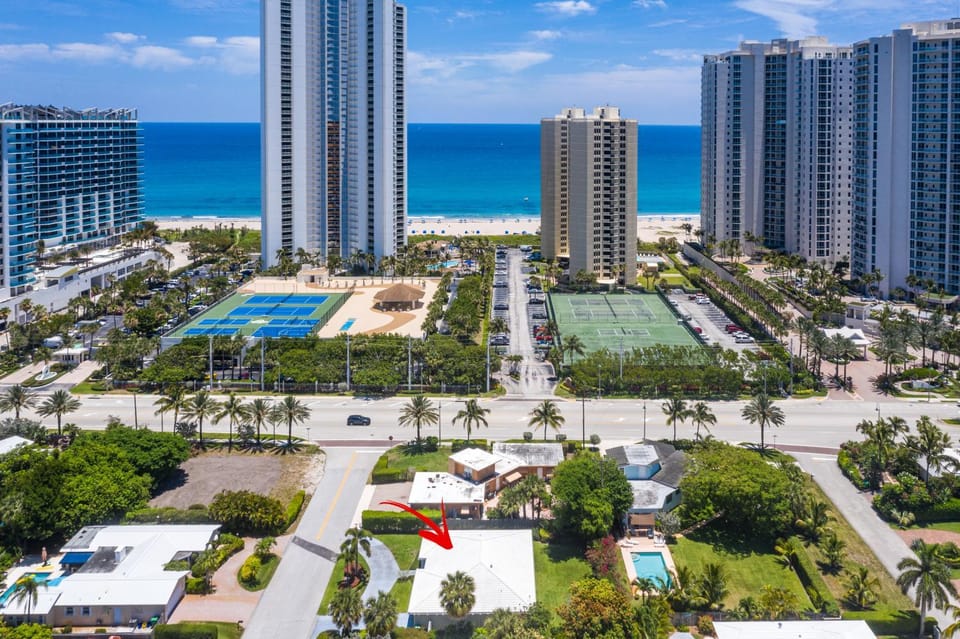 Across from Beach - Renovated Coastal Home, Gourmet Kitchen & Jetted Tub - by Maven Vacation Rentals House in Riviera Beach