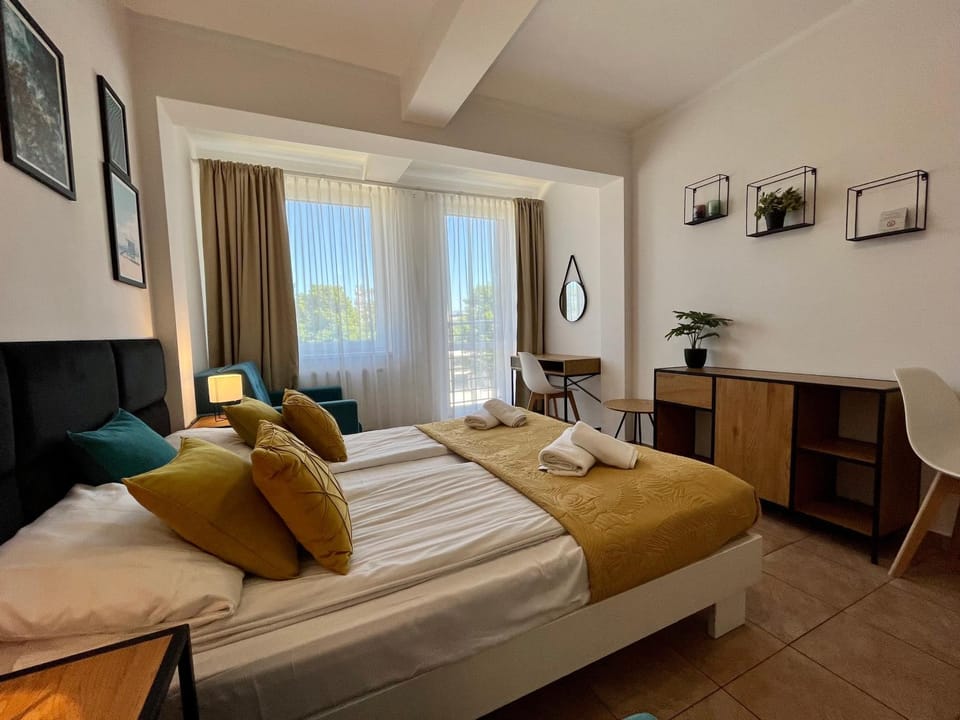 Bed, Bedroom, towels
