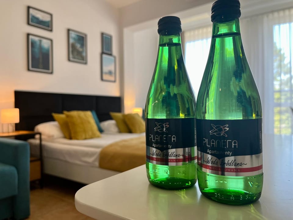 Bed, Living room, Bedroom, Drinks