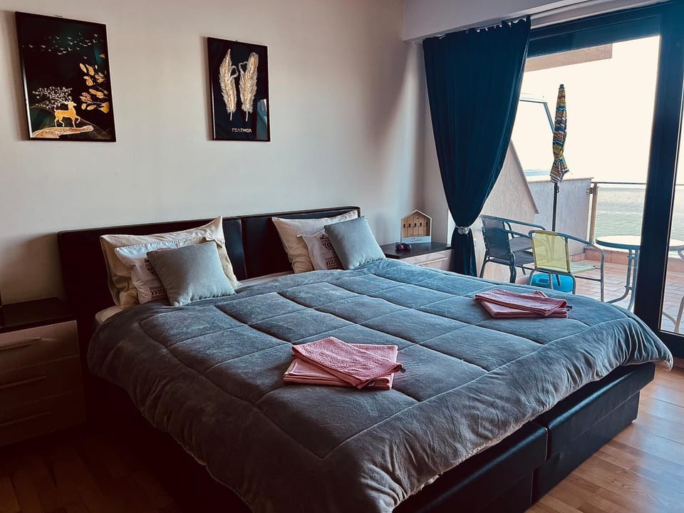 Bed, Living room, Photo of the whole room, Seating area, Bedroom, towels