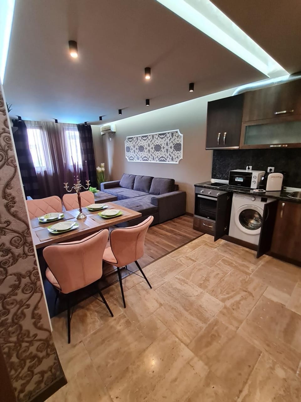 Kitchen or kitchenette, Dining area