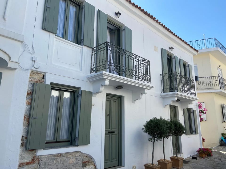 Property building, Facade/entrance, Balcony/Terrace