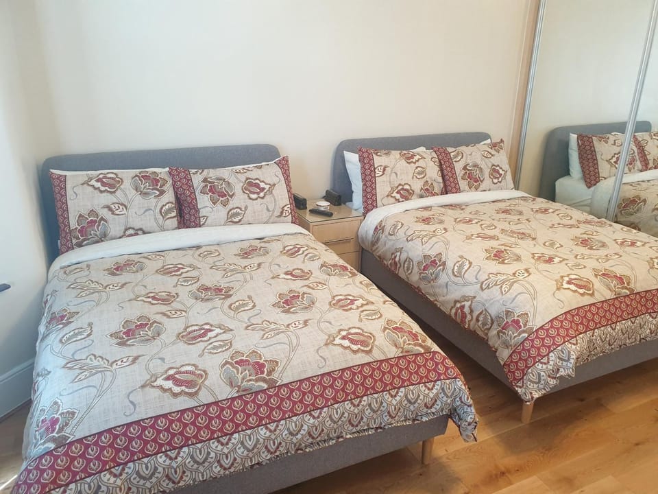 London Luxury 2 Bedroom Flat 5min walk from Overground, with FREE WIFI, FREE PARKING-Sleeps x6 Apartment in Ilford