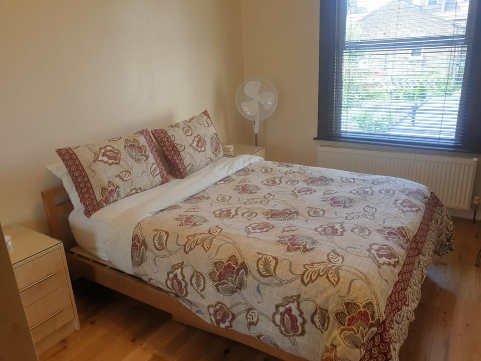 London Luxury 2 Bedroom Flat 5min walk from Overground, with FREE WIFI, FREE PARKING-Sleeps x6 Apartment in Ilford