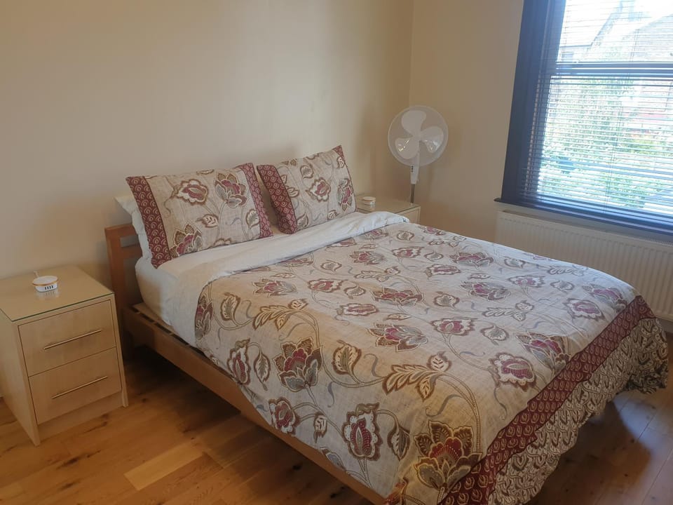 London Luxury 2 Bedroom Flat 5min walk from Overground, with FREE WIFI, FREE PARKING-Sleeps x6 Apartment in Ilford