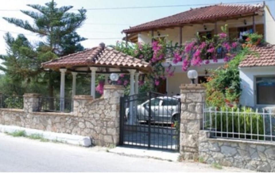 Kali 's Studios House in Alikanas