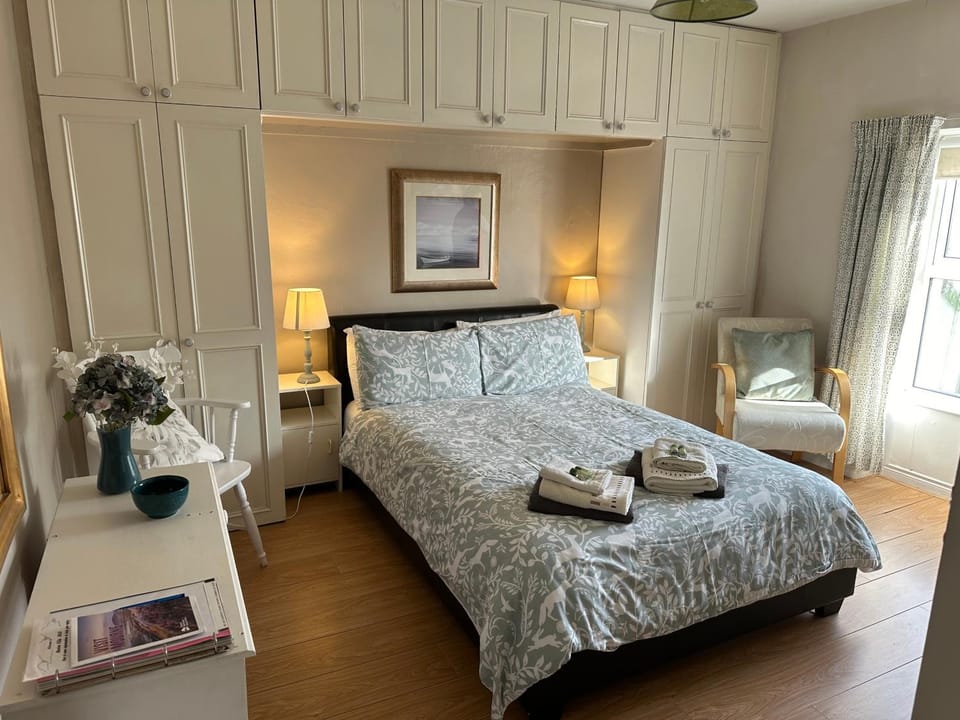 Bed, Photo of the whole room, Bedroom, hair dresser