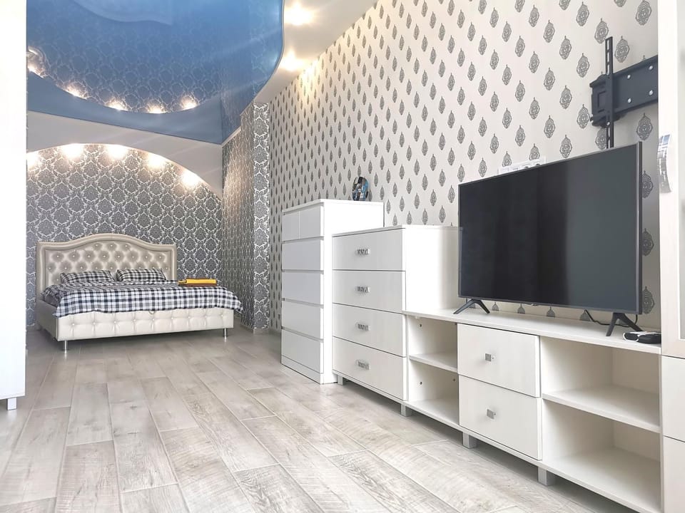 Bed, TV and multimedia, Bedroom